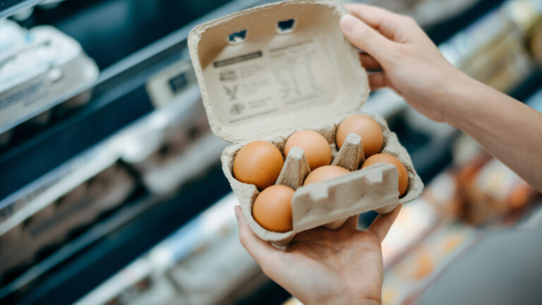 De ce polonezii cumpără „în draci” ouă românești din supermarketuri. Fermierii polonezi s-au revoltat
