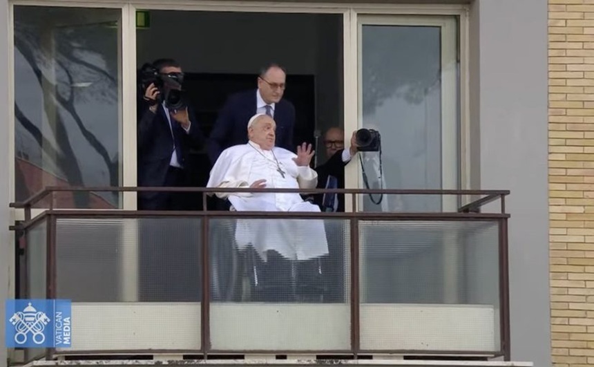 Papa Francisc a apărut pentru prima dată în public, duminică, de la fereastra spitalului din Roma unde a fost internat