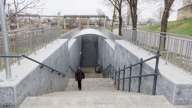 Primăria a modernizat un pasaj pietonal care trece pe sub calea ferată. Duce spre o mănăstire simbol a Iașului