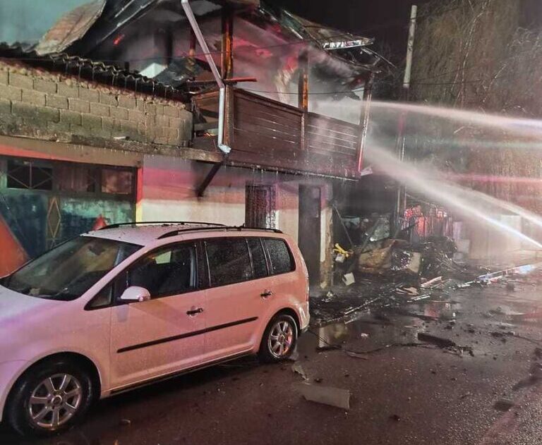 Prahova: Pompierul care a fost grav rănit într-o explozie în timpul unei intervenții a murit