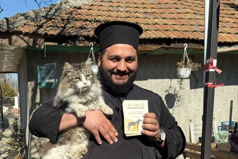 Preotul unei parohii din Ilfov a mers din poartă-n poartă pentru a-i convinge pe săteni să-şi sterilizeze câinii şi pisicile