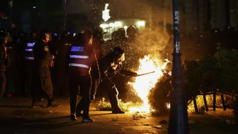 Fanii lui Georgescu au strigat „Hoții!” și apoi s-au pus pe distrus mobilierul stradal - VIDEO