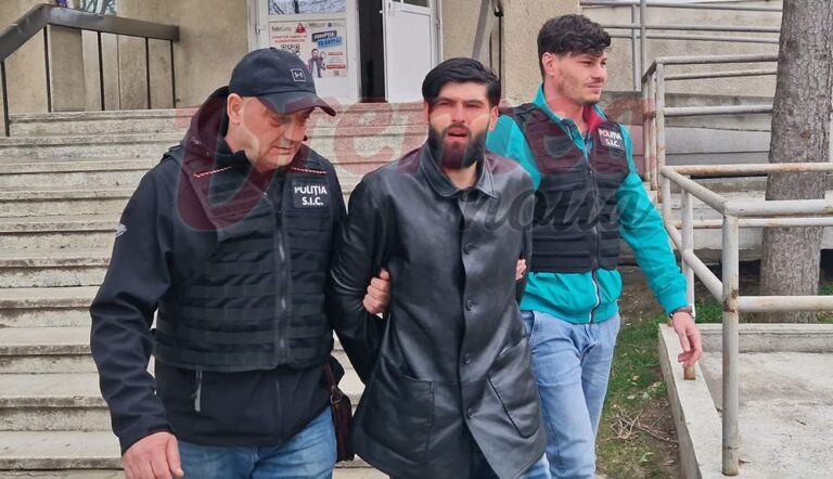 Declarații șocante ale tânărului care și-a decapitat mama, la ieșirea din sediul Poliției
