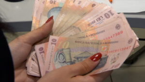 Cine sunt cei aproape un milion de români cu salariile tăiate la început de an