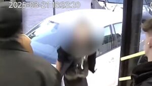 Iași - Imagini revoltătoare în autobuzul 30: „Iaca nu mai pot că suni tu Poliția!” (VIDEO)