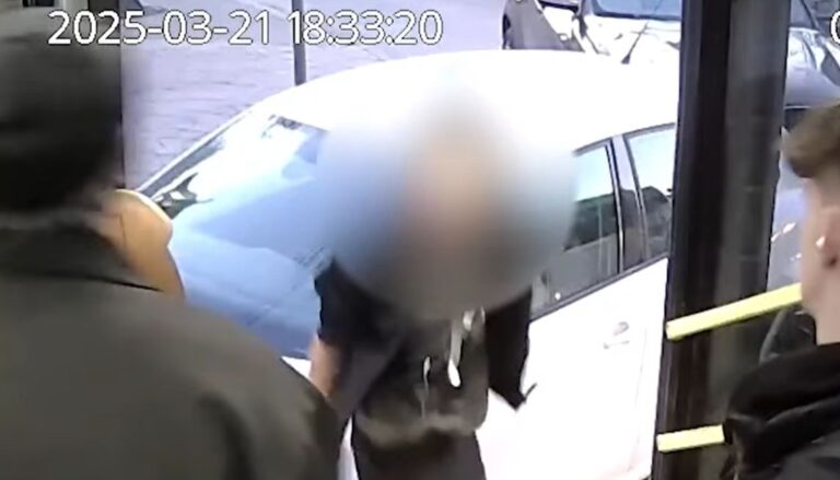 Iași - Imagini revoltătoare în autobuzul 30: „Iaca nu mai pot că suni tu Poliția!” (VIDEO)
