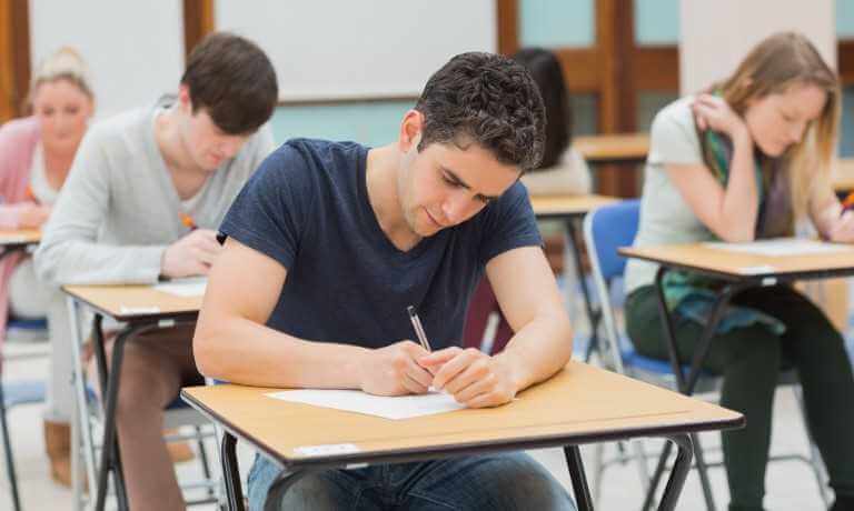 La Mate mai greu, la Istorie mai ușor: o analiză, cu profesori ieșeni, despre simularea examenului de Bacalaureat. „Nu va fi ușor de luat note mari”