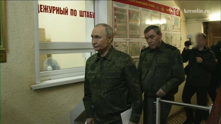 Putin, în prima vizită în Kursk de la incursiunea ucraineană, ordonă armatei ruse să „elibereze complet” regiunea