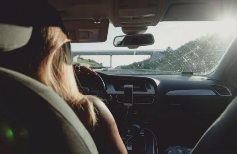 E cald și conduci la bustul gol? Ai sau nu voie? Ce se întâmplă dacă te oprește poliția?