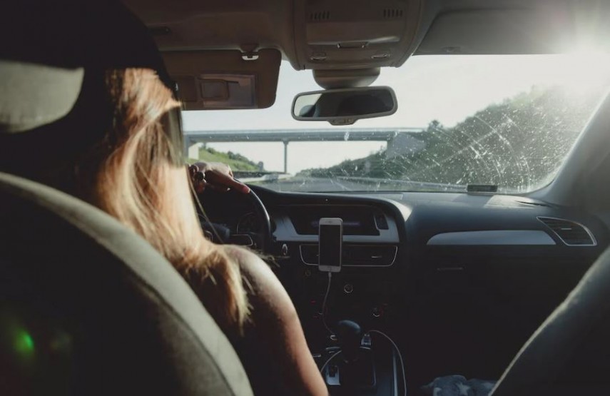 Ai rămas cu mașina în pană pe stradă la Iași, și ești șoferiță? Ai încurcat-o: deși unul nu oprește, iată ce poți auzi de la „colegii de trafic”!