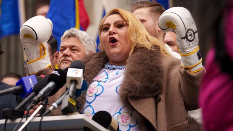 Candidatura Dianei Șoșoacă la prezidențiale, contestată de un ieșean fost coleg de partid chiar în ziua depunerii. „Avem îndoieli cu privire la starea sa psihică”