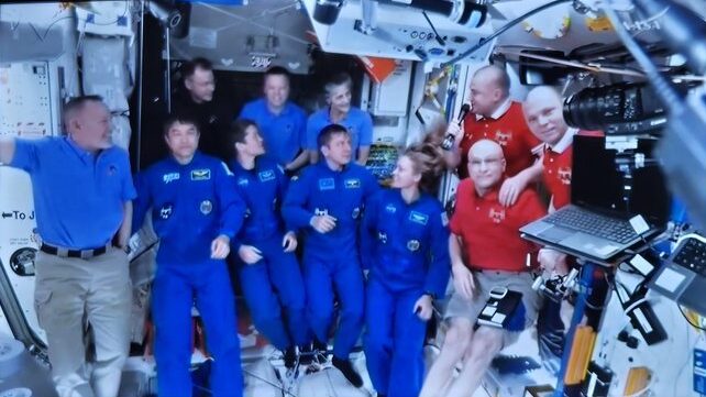 O nouă echipă de astronauţi a ajuns duminică pe Staţia Spaţială Internaţională. Ei vor face schimb cu alți doi care se întorc pe Terra