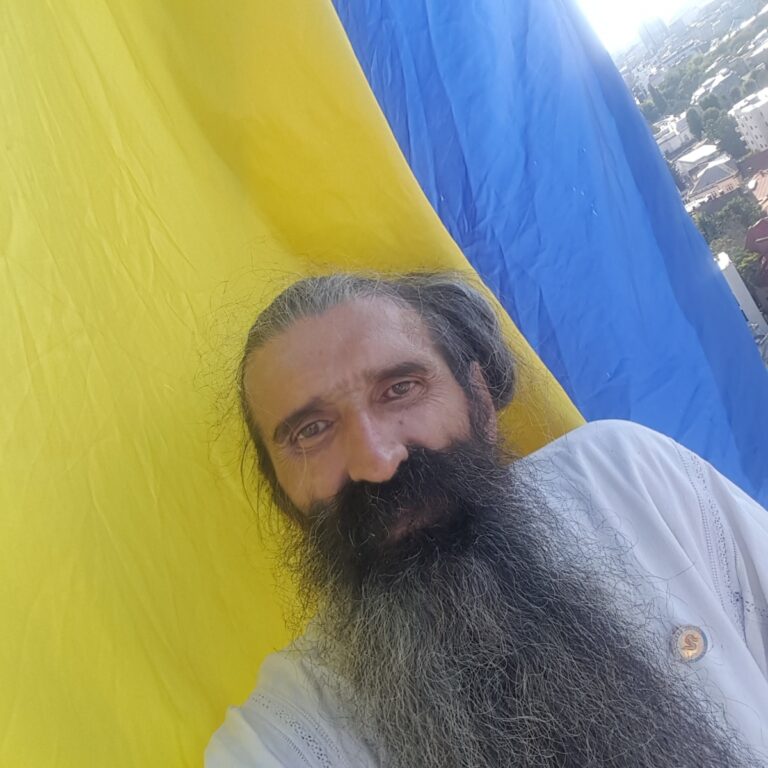 Susţinătorul lui Călin Georgescu, cunoscut drept Stegarul Dac, internat forțat la Psihiatrie