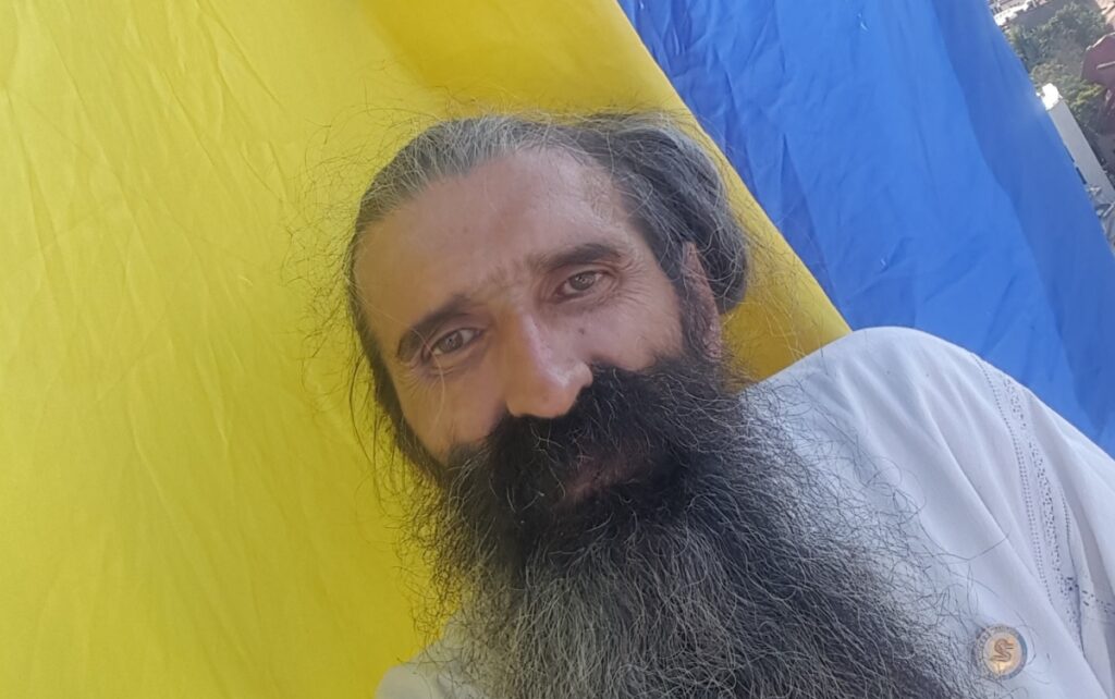 Susţinătorul lui Călin Georgescu, cunoscut drept Stegarul Dac, internat forțat la Psihiatrie