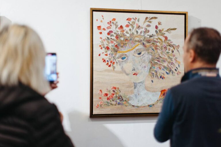 Colaborare între scriitorii și artiștii plastici ieșeni: revista și expoziția „Poezia”