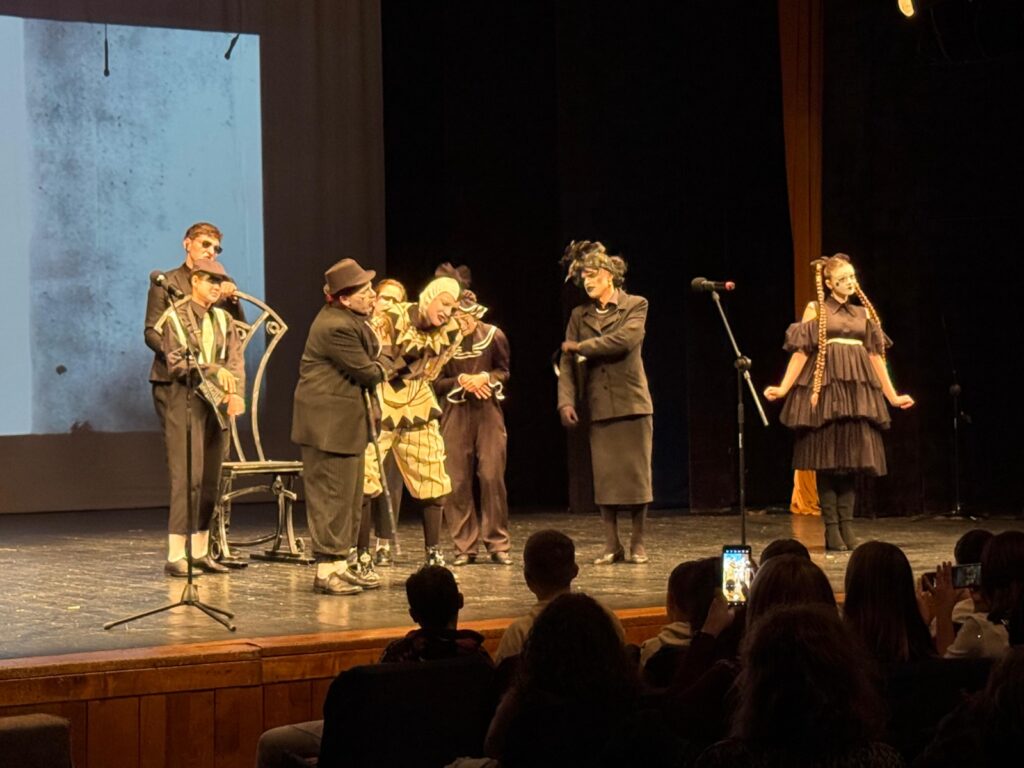 De ce aleg elevii ieșeni să facă actorie? „Nu cred că aș putea undeva să mă dau cu fundul de pământ în mijlocul străzii, dar în teatru pot să fac asta”