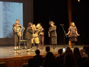 De ce aleg elevii ieșeni să facă actorie? „Nu cred că aș putea undeva să mă dau cu fundul de pământ în mijlocul străzii, dar în teatru pot să fac asta”