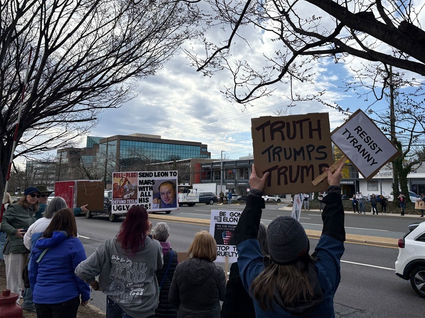 „Trimiteți-l pe Elon pe Marte, cu toate mașinile lui urâte!” Proteste anti-Musk, în faţa unui showroom Tesla din Washington