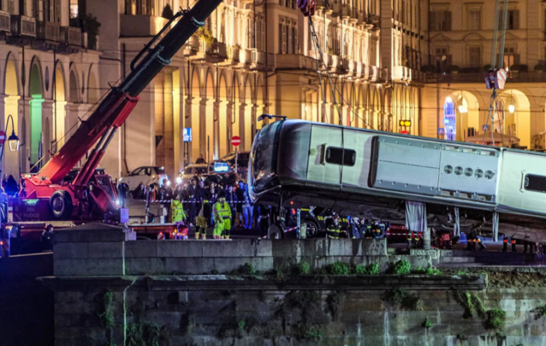 Torino: Un autocar a căzut în fluviul Po. Șoferul a murit