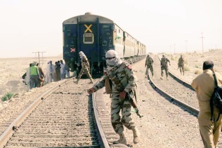 Tren cu peste 400 de persoane, deturnat în Pakistan: 155 de pasageri salvaţi, alţii sunt încă ţinuţi ostatici