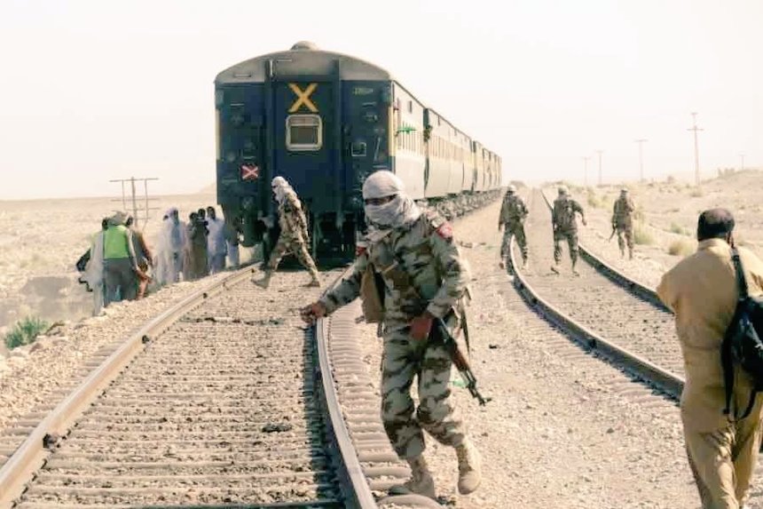 Tren cu peste 400 de persoane, deturnat în Pakistan: 155 de pasageri salvaţi, alţii sunt încă ţinuţi ostatici
