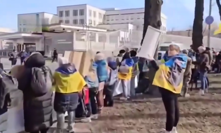 Sute de ucraineni manifestează în faţa sediului Ambasadei SUA la Kiev şi cer întoarcerea prizonierilor acasă