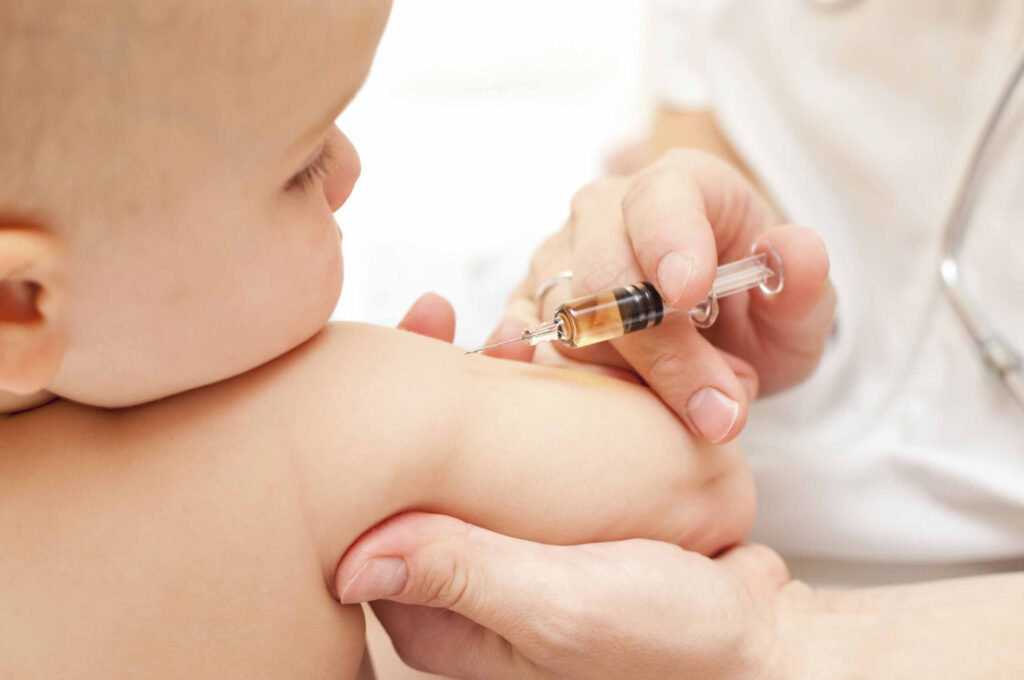 Medici ieșeni, suspectați că în loc să încurajeze vaccinarea fac exact opusul. România se află în plină epidemie de rujeolă