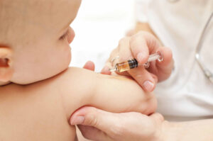 Medici ieșeni, suspectați că în loc să încurajeze vaccinarea fac exact opusul. România se află în plină epidemie de rujeolă