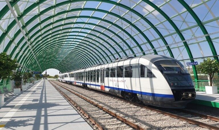 Trenul promisiunilor reintră în Iași pe șinele birocrației, dar cu mai puține vagoane. Transportul metropolitan: proiect reluat, aceleași incertitudini