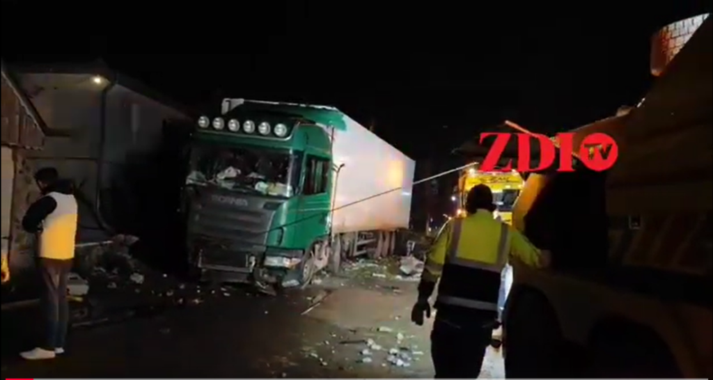 VIDEO: Accident grav noaptea trecută la Lețcani. Un autotren a ieșit de pe carosabil și s-a oprit într-o țeavă de gaz