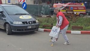 Situație halucinantă la cel mai mare spital din Botoșani. Pacienţii puşi să facă slalom printre maşini pentru a intra în curtea Spitalului Judeţean, din cauza unui rond de flori