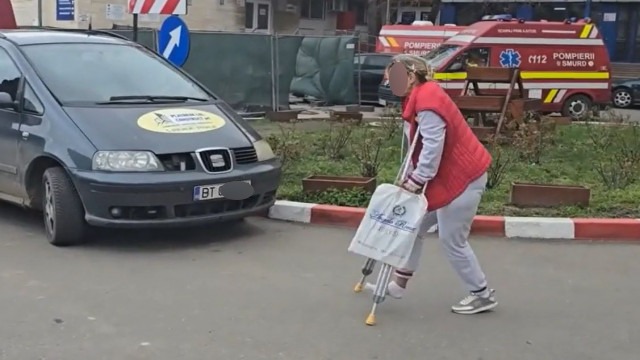 Situație halucinantă la cel mai mare spital din Botoșani. Pacienţii puşi să facă slalom printre maşini pentru a intra în curtea Spitalului Judeţean, din cauza unui rond de flori