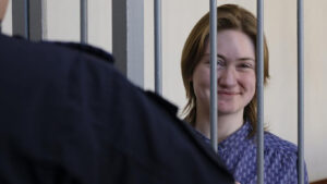 Rusia: O tânără activistă de 19 ani, condamnată la aproape trei ani de închisoare, pentru că a protestat faţă de conflictul din Ucraina