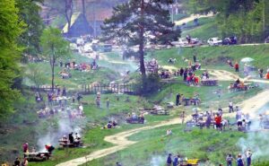 Râde iarăși primăvara și de fum e plină țara