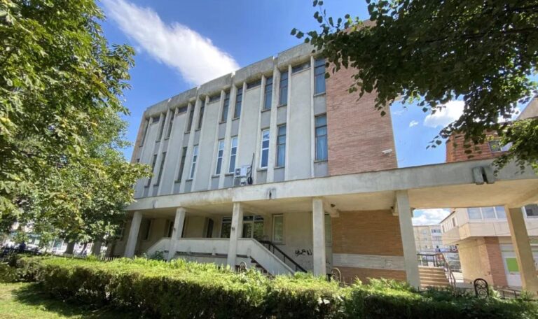 Se caută proprietar pentru „Imobilul telefoanelor” din centrul Hârlăului. Clădirea va deveni bloc cu apartamente și magazine