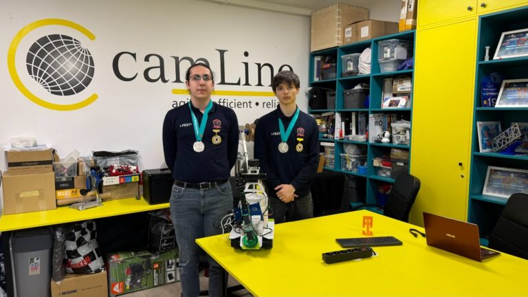 Doi elevi din Iași au inventat robotul care colectează gunoaie. Ei au fost premiați la competiție internațională în Tunisia/VIDEO