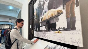 REPORTAJ: Ieșeni cu „ochii în degete”. Inedită expoziție la Iași, care la București a atras 100.000 de vizitatori. Fotografii ce prind viață prin atingere