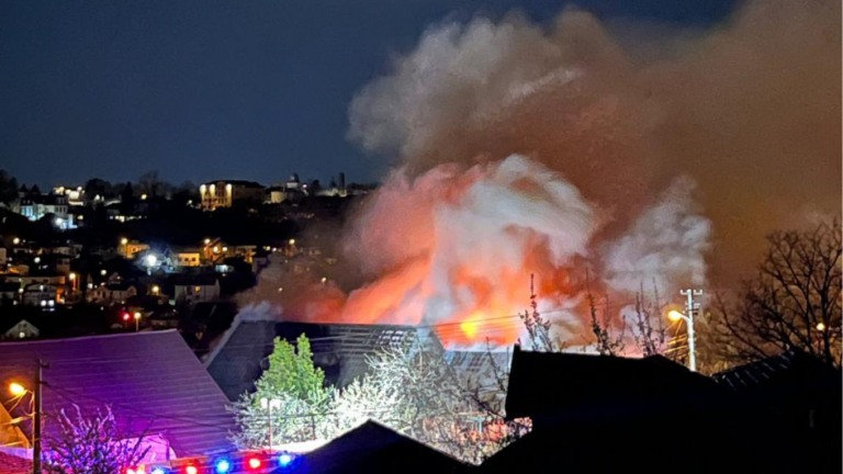 VIDEO Incendiu puternic aseară, pe Moara de Vânt. Trei imobile afectate, două persoane asistate medical