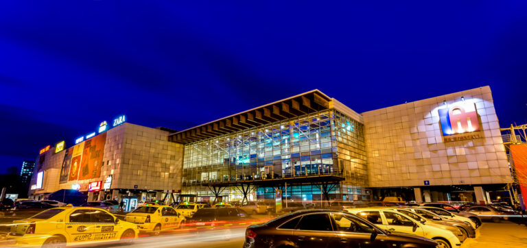 Shopping împreună din 2000! 25 de ani de la deschiderea Iulius Mall, primul mall din afara Capitalei!