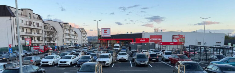 Noul Kaufland din Galata, înspre Miroslava, plin de clienți din prima zi. Parcarea a fost plină de la primele ore până seara târziu