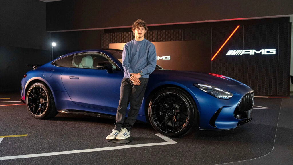 Kimi Antonelli, tânărul star al Formulei 1, primește un Mercedes GT, dar scapă de restricțiile italiene cu un permis din San Marino