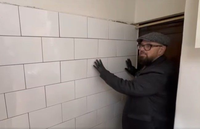 VIDEO Piedone s-a pus pe dărămat pereți. Șeful ANPC, la un pas să fie îngropat în moloz când verifica un restaurant italian