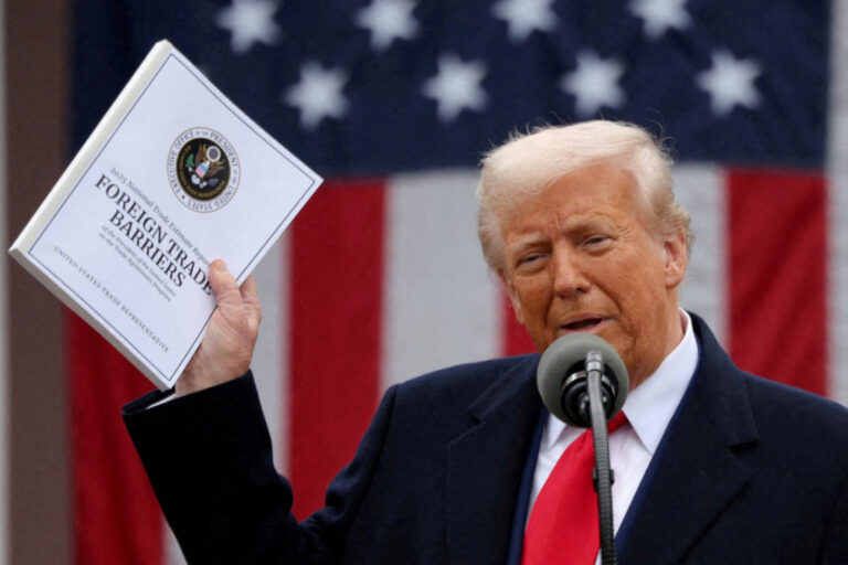 Trump vrea să construiască o nouă economie bazată pe tarife vamale, dar se lovește de un mare obstacol: el însuși