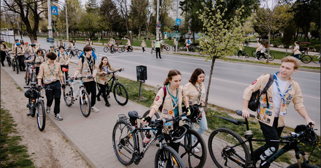 „Eșarfa pe bicicletă” sâmbătă la Iași – O tradiție de 4 ediții pentru un oraș mai verde și mai prietenos cu bicicliștii,