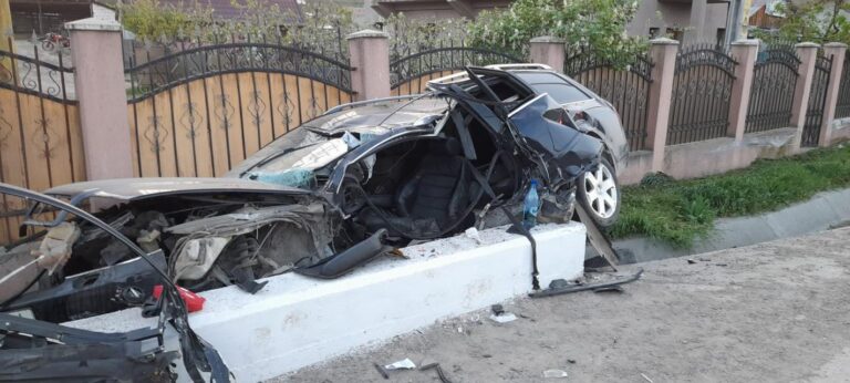 UPDATE Mașină făcută praf de un tânăr de 24 de ani care s-a urcat băut la volan. Acesta a ajuns în stare gravă la spital