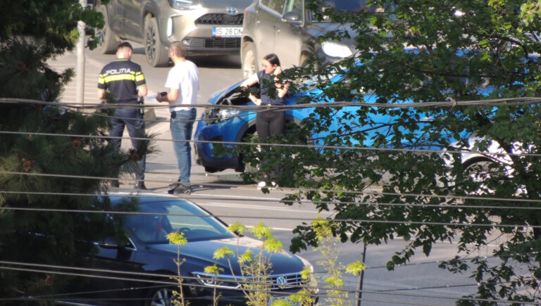 Accident în Podu-Roș: două autoturisme s-au ciocnit la intersecția străzilor Sf. Lazăr și Palat
