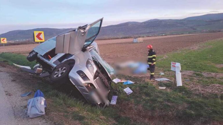 Cluj - Accident cu un microbuz şi un camion. Şoferul microbuzului şi două pasagere au decedat. Patru adulţi şi un copil, transportaţi la spital