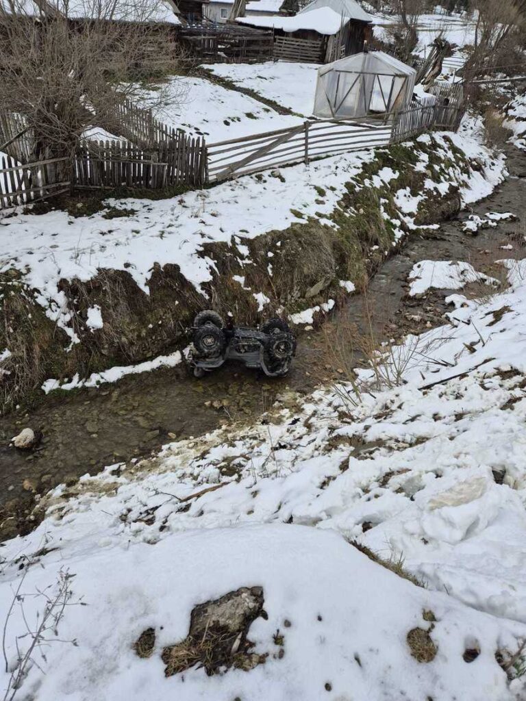  Doi tineri au fost răniţi după ce ATV-ul cu care circulau s-a răsturnat în albia unui râu din Neamț