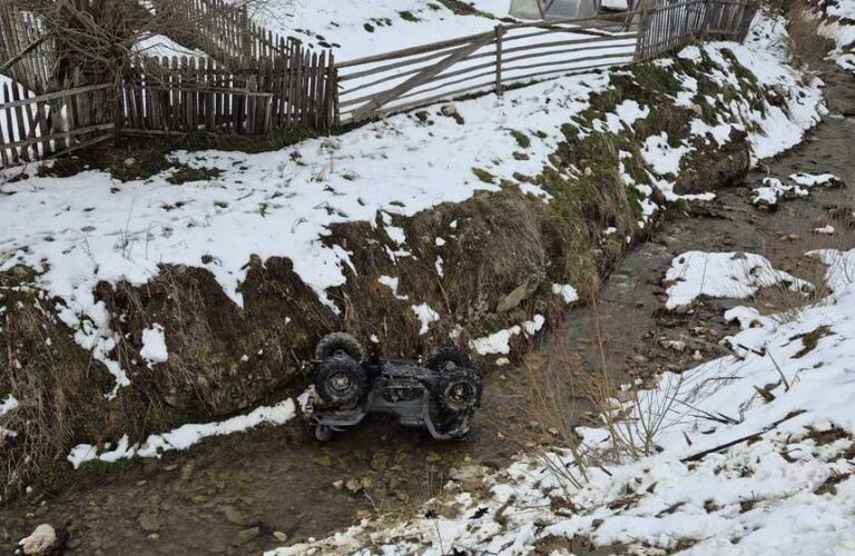 Doi tineri au fost răniţi după ce ATV-ul cu care circulau s-a răsturnat în albia unui râu din Neamț