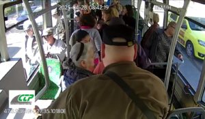 Accident rutier pe traseul 28: Un autobuz, lovit de un autoturism și proiectat într-un tramvai